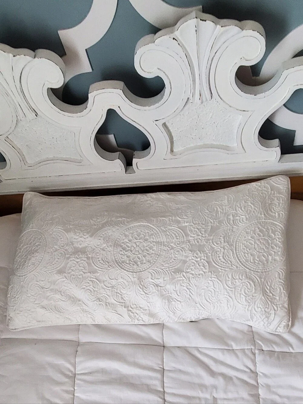 J. Queen New York White Quilted Medallion Comforter And 2 Shams King Size Set.